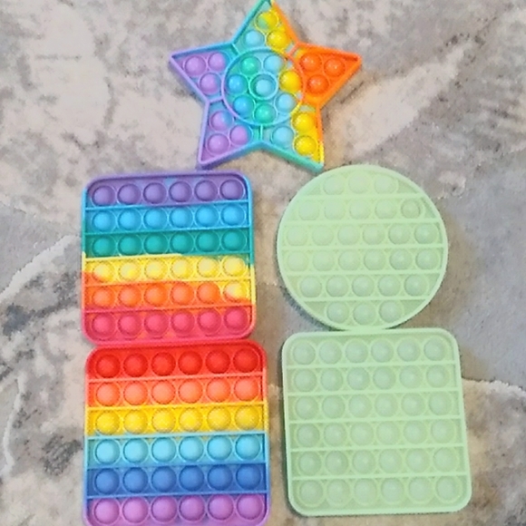 2 glow in the dark pop it's and 3 rainbow pop it's - Picture 1 of 3